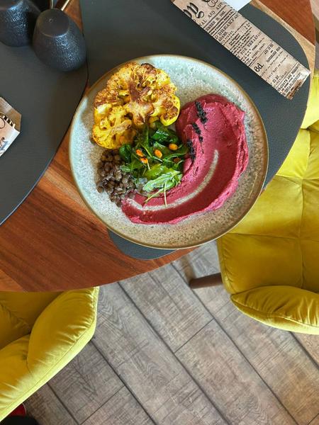 Steak de Conopidă cu Hummus de Fasole - Servit cu Sos de Roșii, Linte & Salată